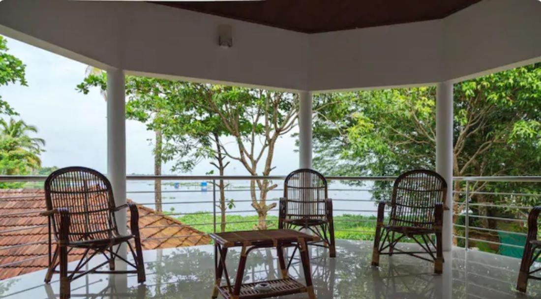 Lovedale Lakeside Homestay Alappuzha Exterior photo