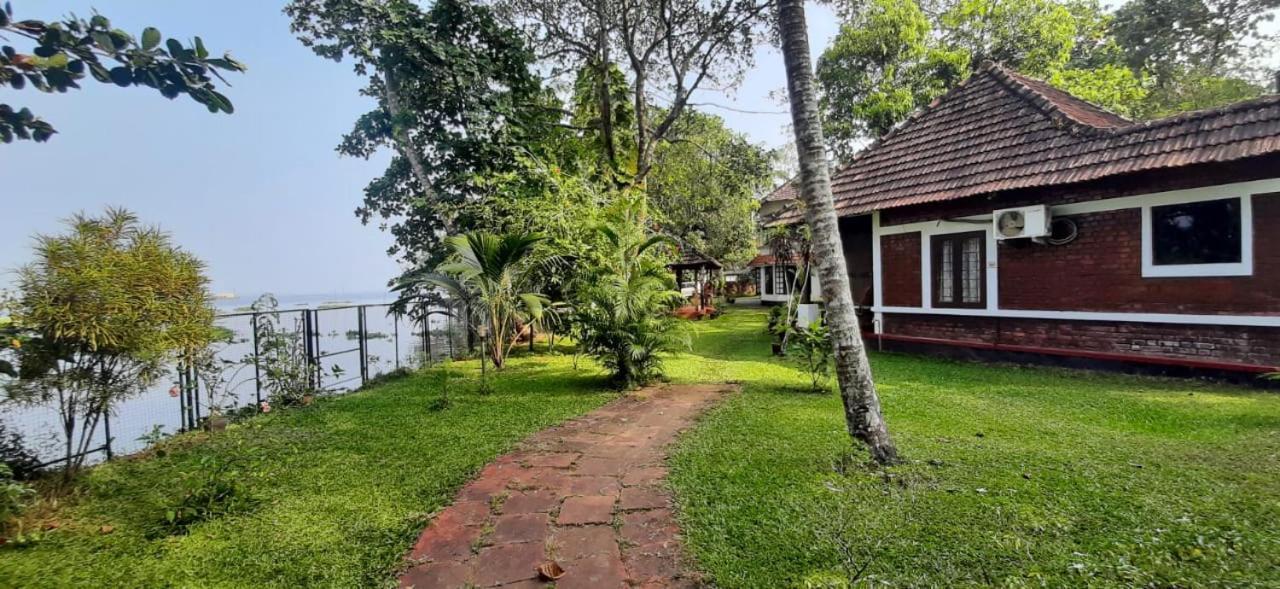 Lovedale Lakeside Homestay Alappuzha Exterior photo