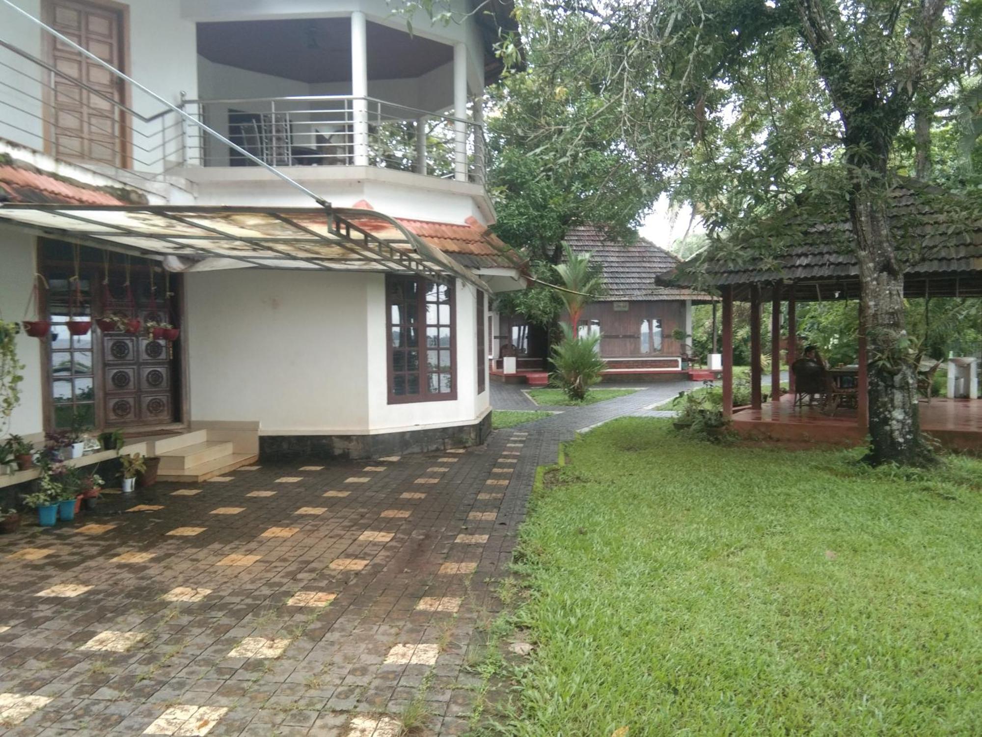 Lovedale Lakeside Homestay Alappuzha Exterior photo